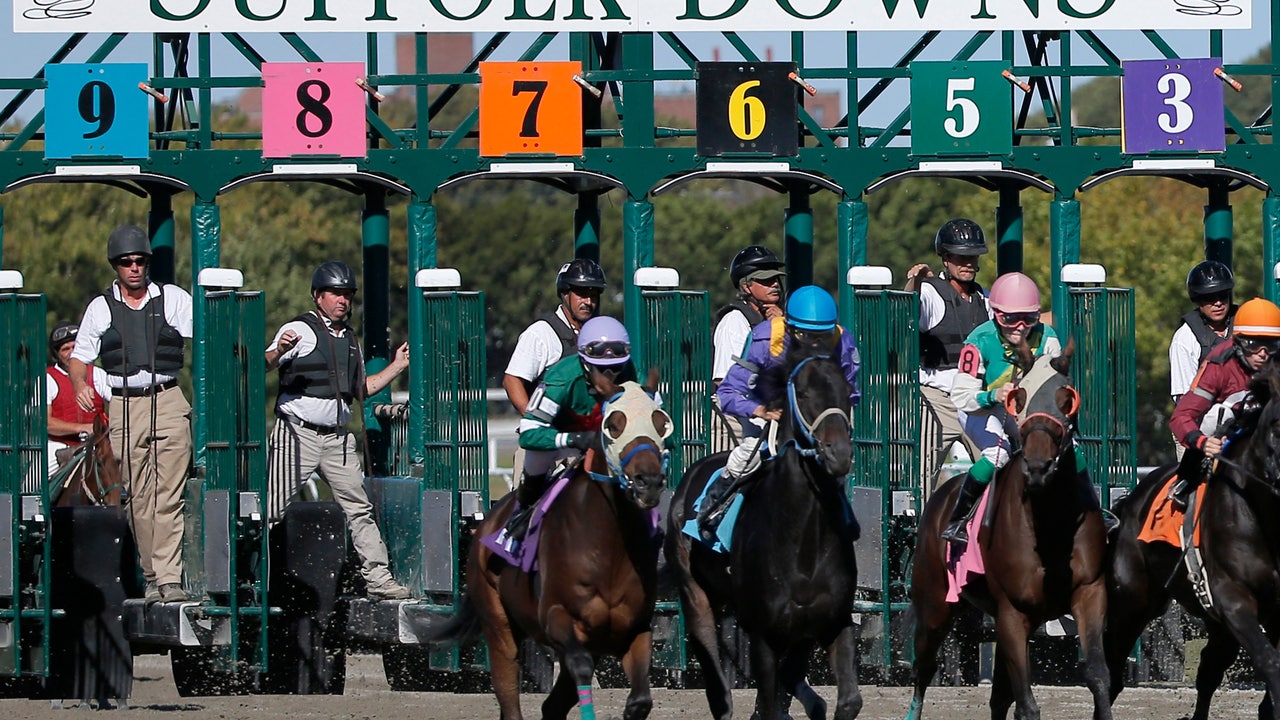 New England's last thoroughbred horse track winds down
